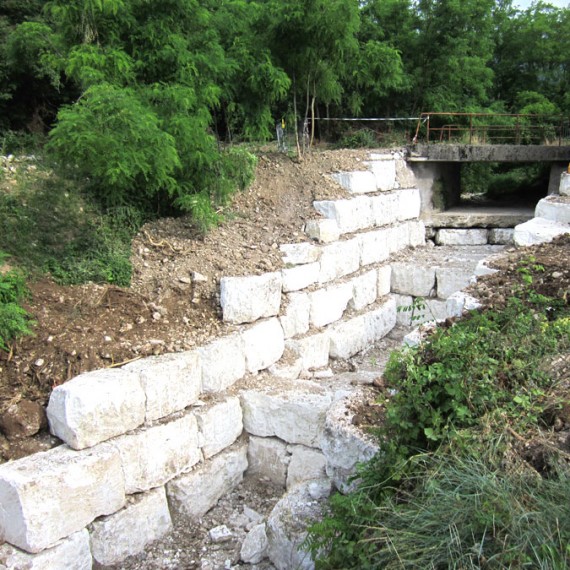 Pietrame da annegamento utilizzato per costruzione o rinforzo di argini o per murature di contenimento